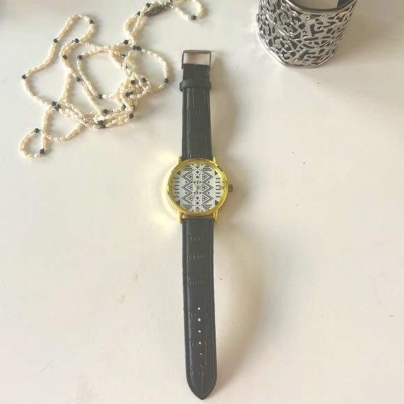 New ladies watch,black band, gold, white,black design.Complete with new battery - Picture 3 of 6
